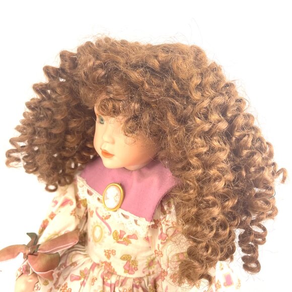 Paradise Galleries Musical Porcelain Doll 15” 1994 TC J779 with Lace Parasol - Picture 9 of 15